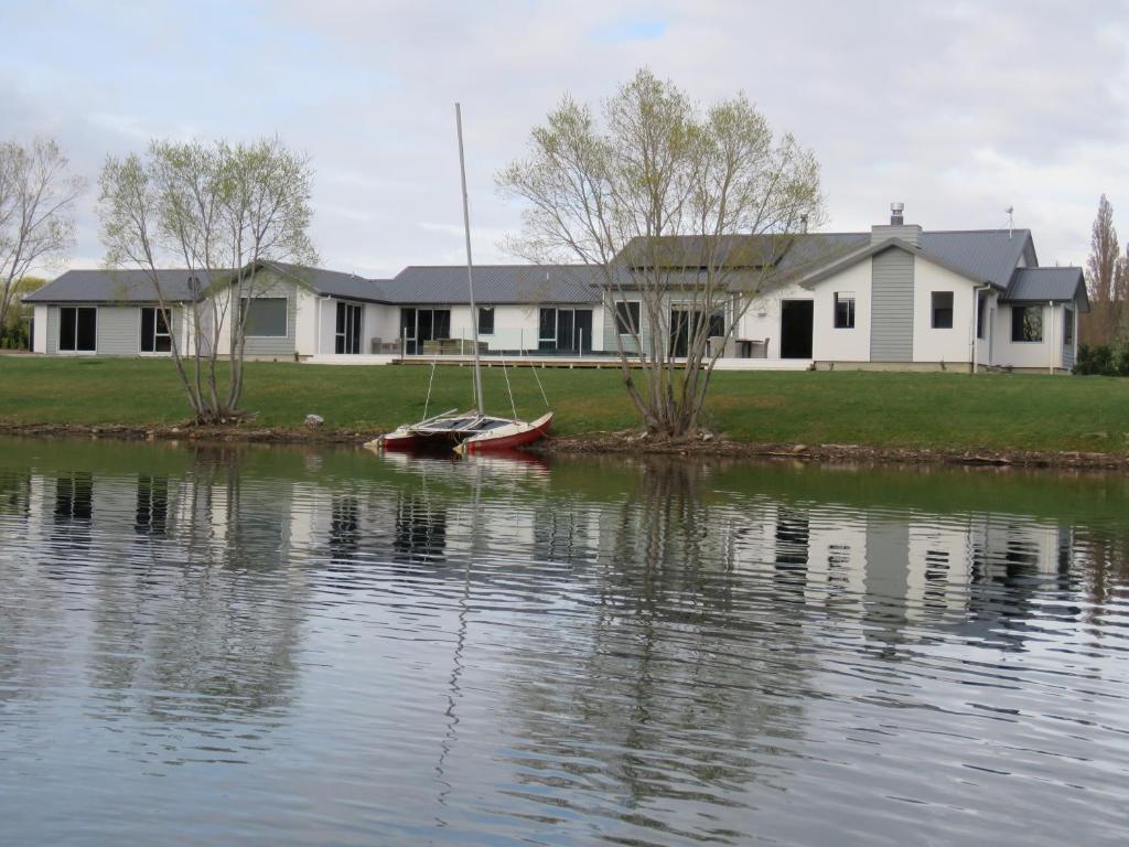 Výhled na řeku, která protéká v blízkosti motelu