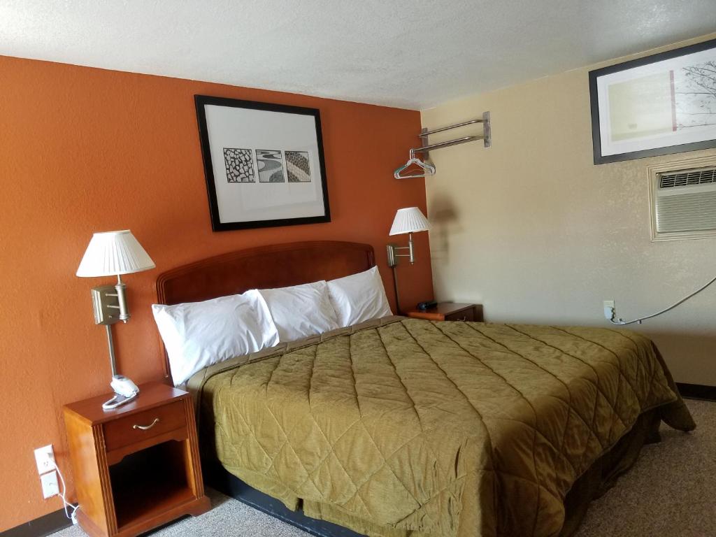 holiday-inn-express-and-suites-chickasha-4950341614-2x1.jpg