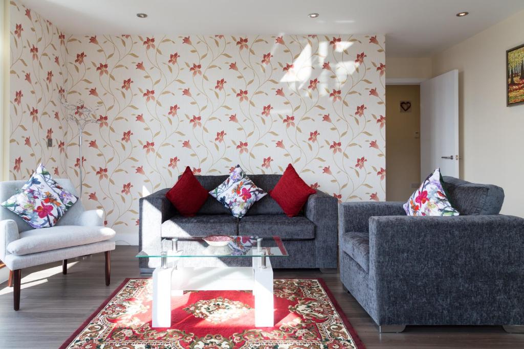 a living room with a couch and a table at Exquisite & Homely Penthouse, 2 mins walk from Cambridge Station, Big balcony, lift access, secured gated on-site parking, self check-in & SUPER Fast WIFI in Cambridge