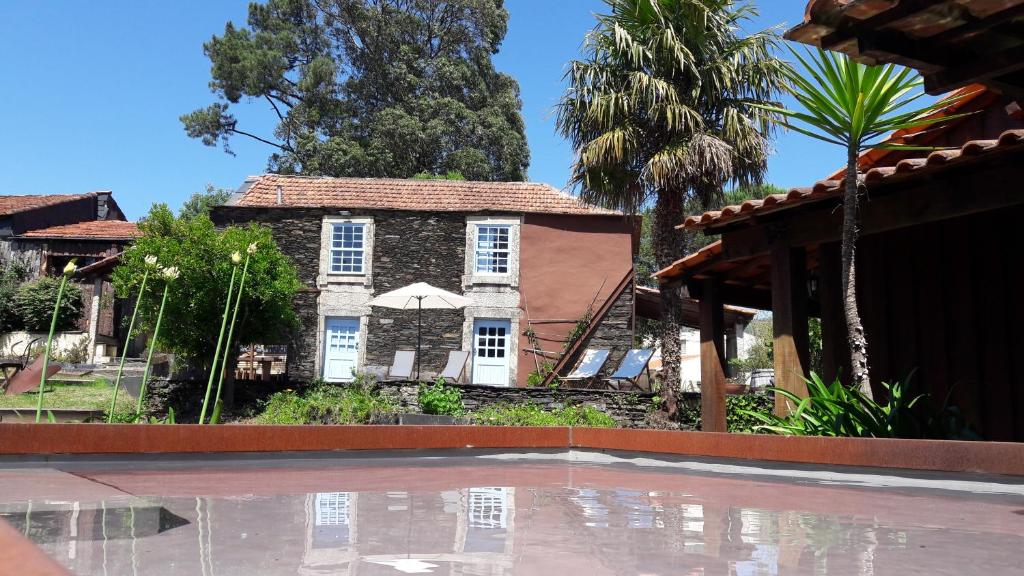 une maison avec un terrain de basket en face dans l'établissement Porto Natura House, à Valongo