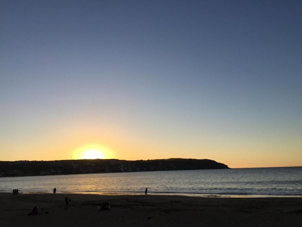 puesta de sol en la playa con puesta de sol en Hostal Playa Herradura, en Coquimbo