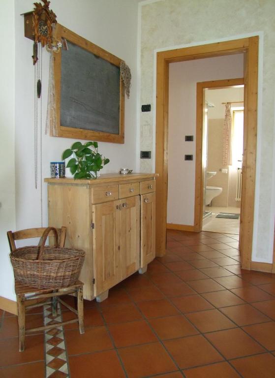 klasa z tablicą i krzesłem w pokoju w obiekcie B&B Primavera w mieście Spormaggiore