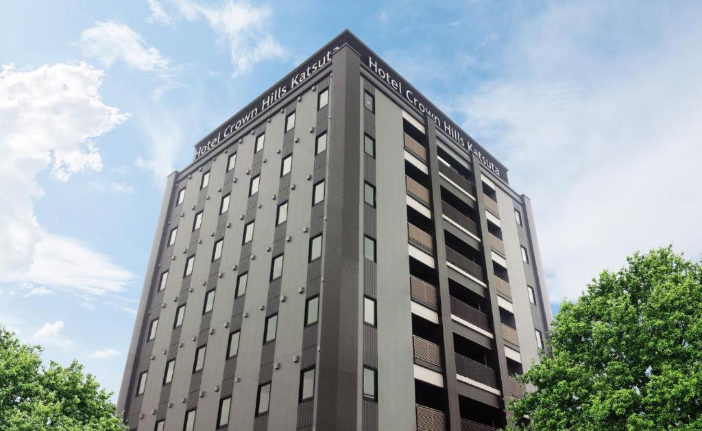 een hoog gebouw met de bovenkant bij Hotel Crown Hills Katsuta Nigo Motomachiten in Hitachinaka