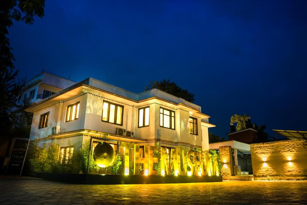 un edificio illuminato di notte di The Museum a Kathmandu