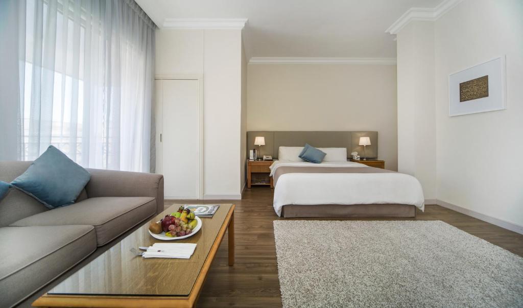 AlQasr Metropole Hotel tesisinde bir odada yatak veya yataklar