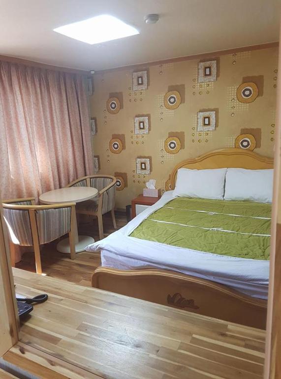 Green and Blue Hotel - 