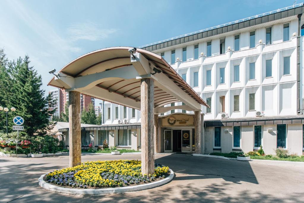 una escultura frente a un edificio en Sun Hotel en Irkutsk