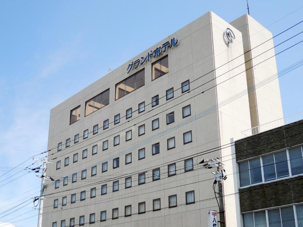 un edificio con un cartel en el costado en Yatsushiro Grand Hotel, en Yatsushiro