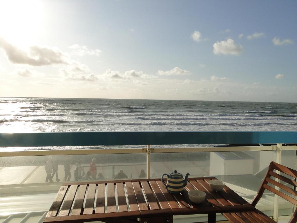 a view of the ocean from the deck of a boat at les pieds dans l'eau in Wimereux
