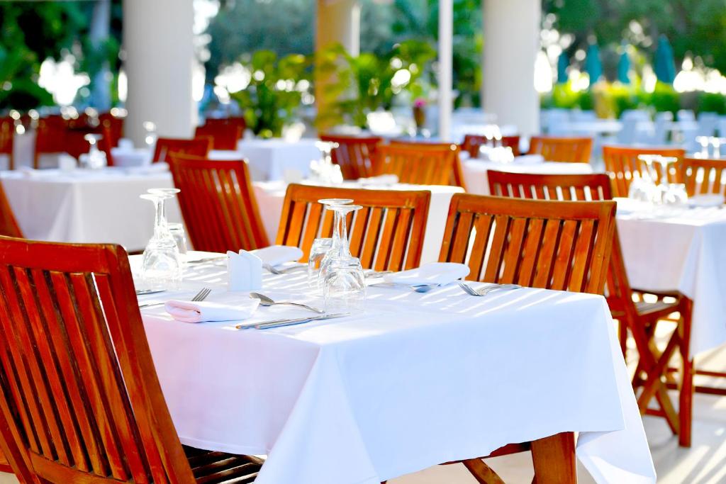 Restaurace v ubytování Relais de l’Hermitage Saint-Gilles