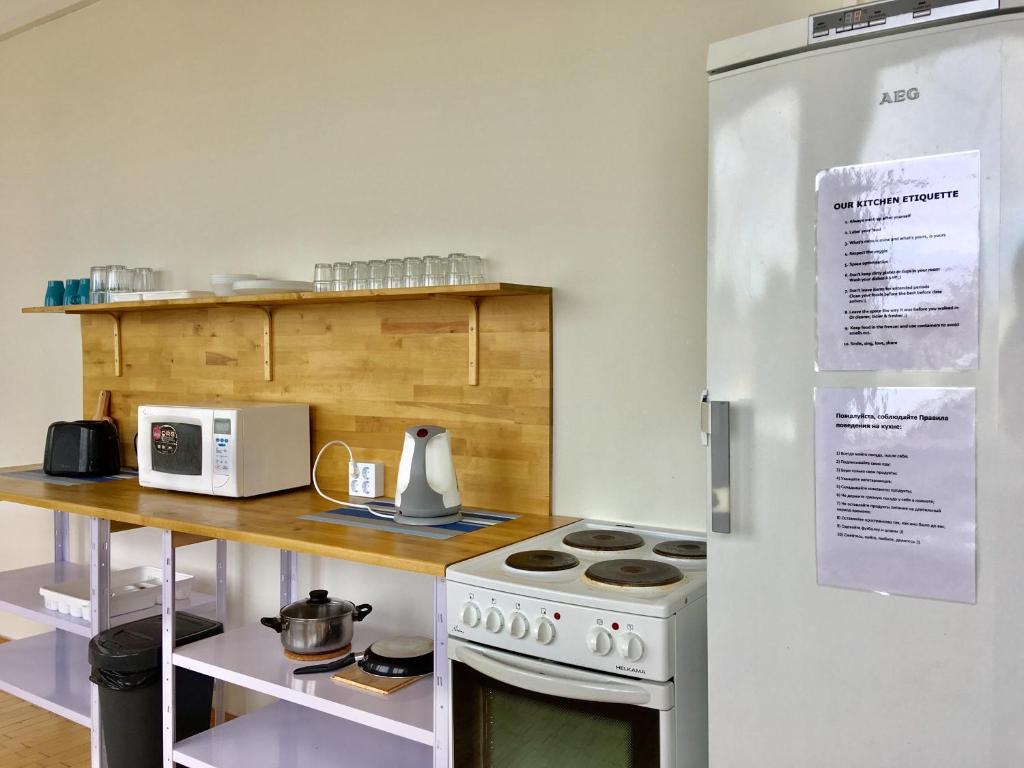 Kuchyň nebo kuchyňský kout v ubytování EHE Hostel