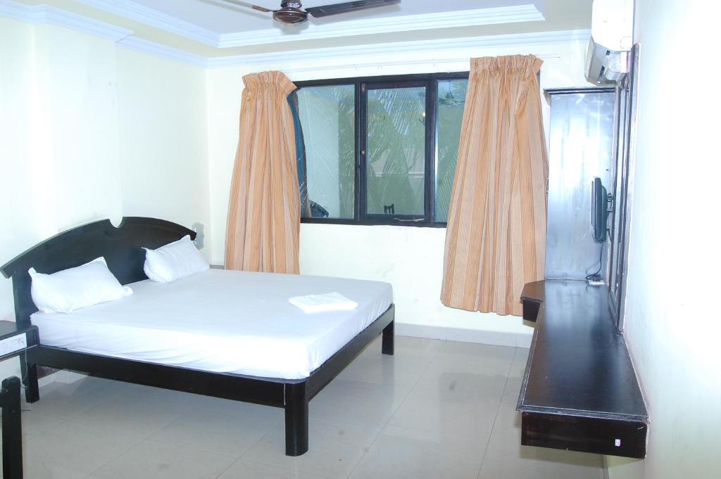Llit o llits en una habitació de Hotel Mano Residency