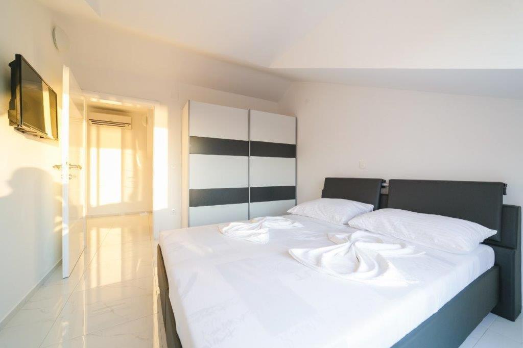 Łóżko lub łóżka w pokoju w obiekcie VIP Deluxe Villa JASMINA