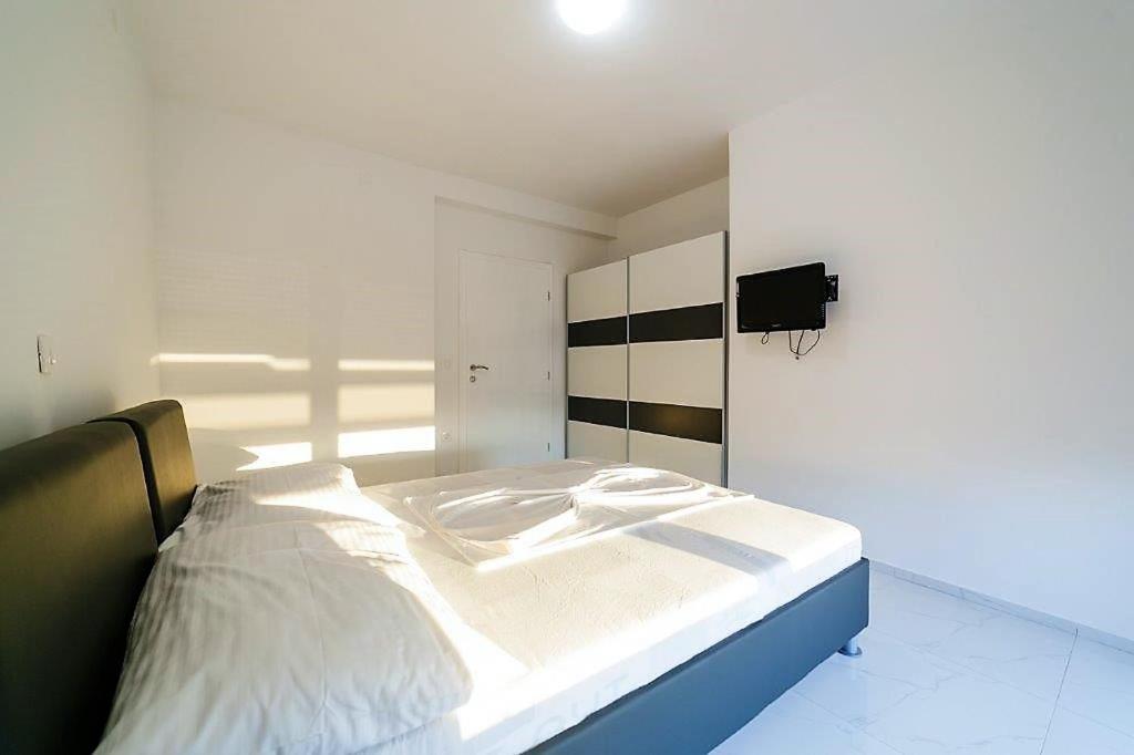 Łóżko lub łóżka w pokoju w obiekcie VIP Deluxe Villa JASMINA