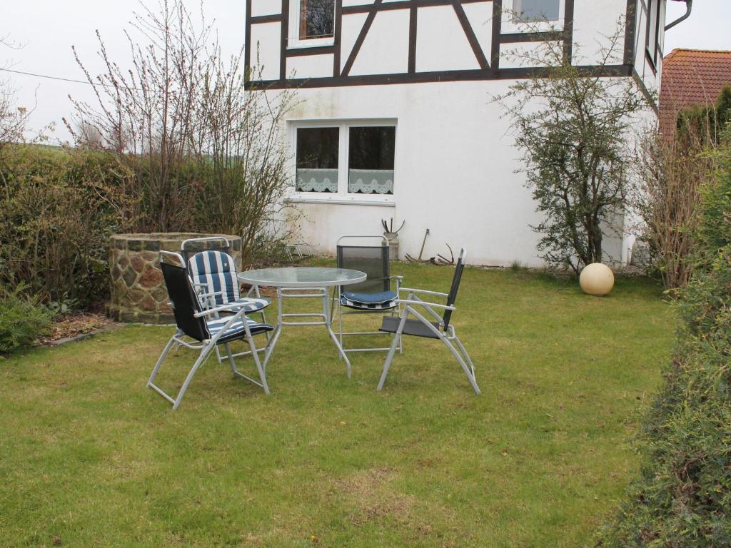 einen Tisch und Stühle im Hof eines Hauses in der Unterkunft Modern Holiday Home with Garden near Sea in Kagsdorf in Kägsdorf