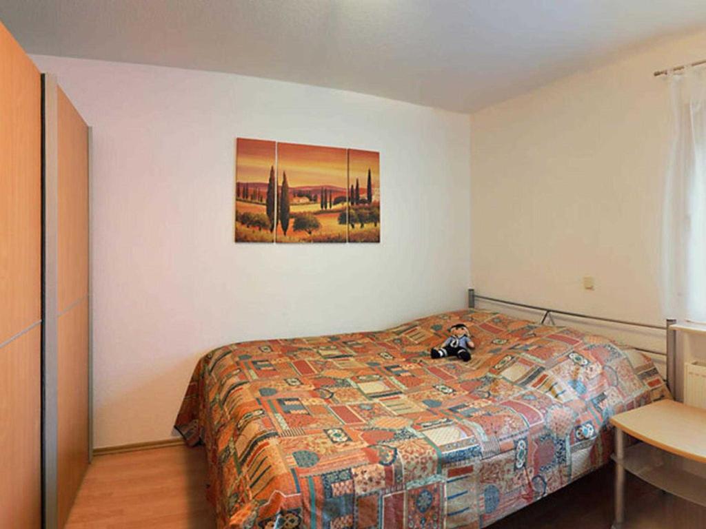 ein Schlafzimmer mit einem Bett und einem Wandgemälde in der Unterkunft Ferienwohnungen Zum Anker _ Objekt in Diedrichshagen