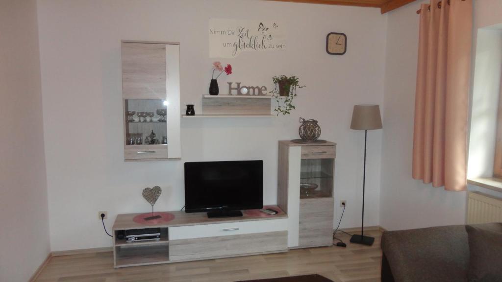 TV a/nebo společenská místnost v ubytování Ferienwohnung Steinbeisser