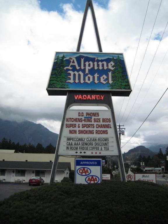 a sign for an airplane motel in a parking lot at Alpine Motel in Hope