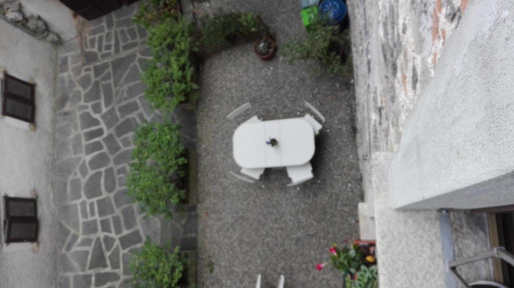 All'Ombra dell'Antica Pietra