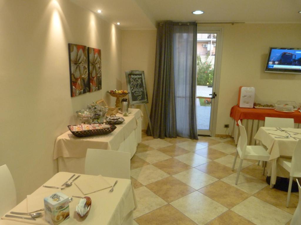 Uma TV ou centro de entretenimento em Hotel San Martino