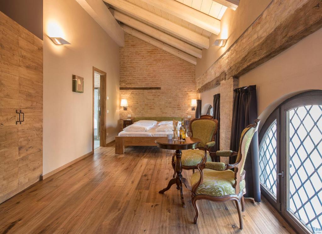 Postel nebo postele na pokoji v ubytování Sunstar Hotel Piemont Castello di Villa