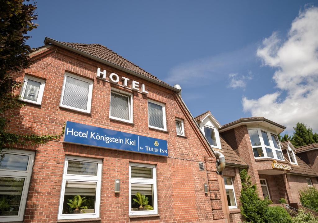 uma placa de hotel na lateral de um edifício de tijolos em Hotel Königstein Kiel by Tulip Inn em Kiel