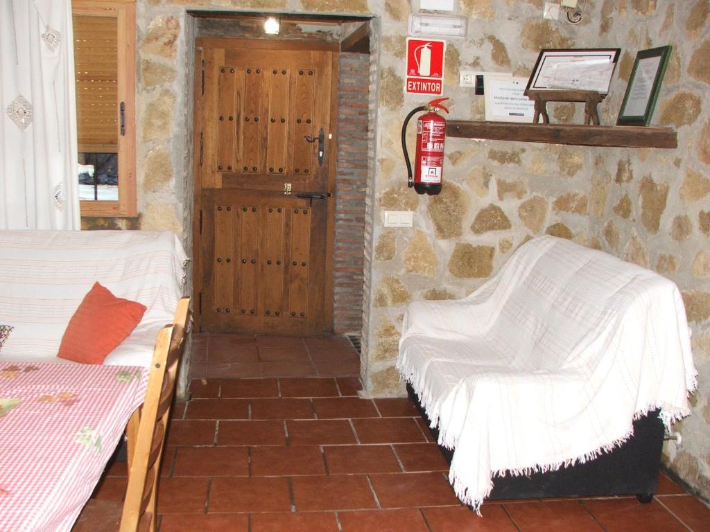 圖瑞蒙戈的住宿－Mirador Los Cotos，石墙内带两张床的房间