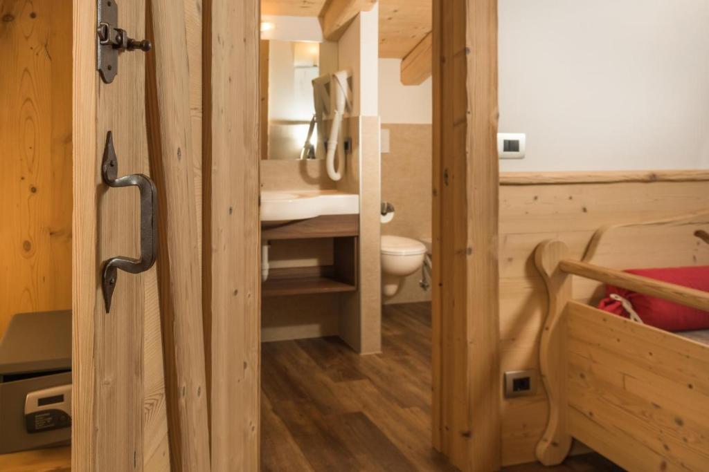 A bed or beds in a room at Hotel Garni Lastei
