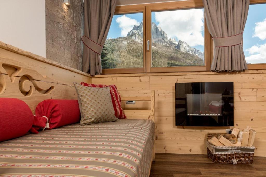 A television and/or entertainment centre at Hotel Garni Lastei