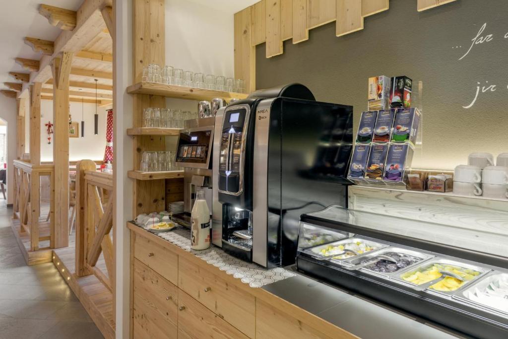 A kitchen or kitchenette at Hotel Garni Lastei