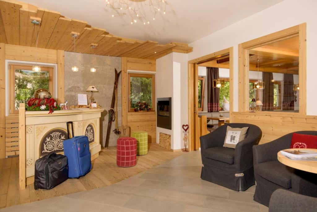 A seating area at Hotel Garni Lastei