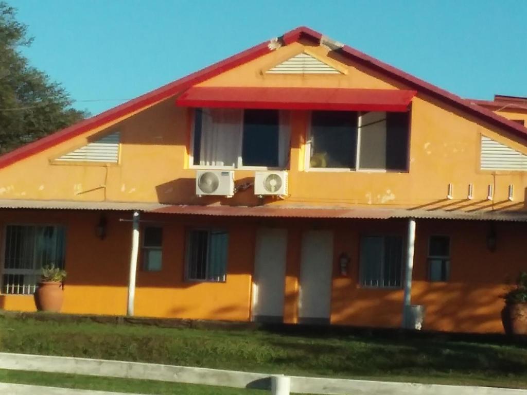 維多利亞的住宿－Hotel Sanguinetti，黄色的房屋,有红色的屋顶