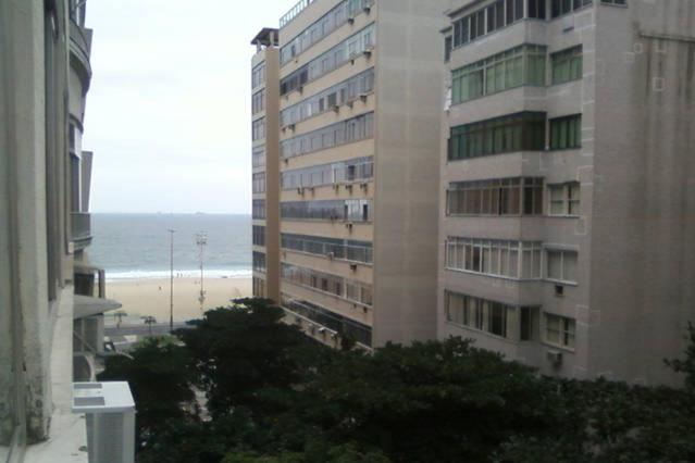 un edificio alto junto a una playa y el océano en Copacabana lateral praia 815, en Río de Janeiro