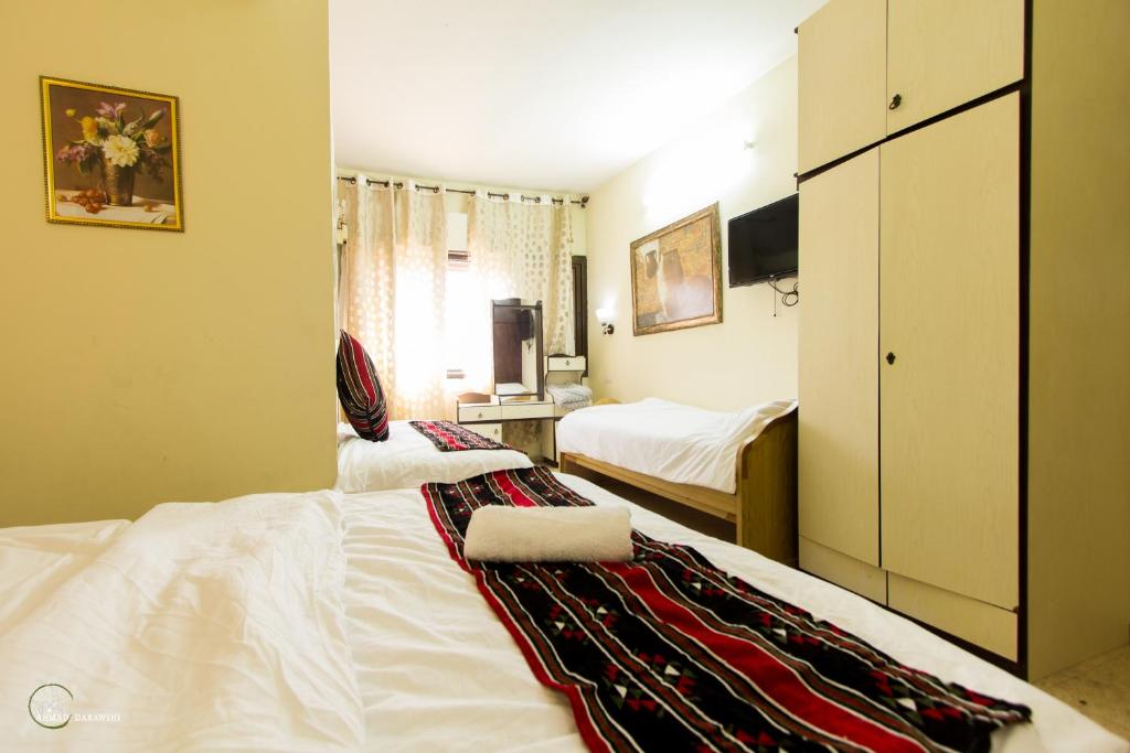 Postel nebo postele na pokoji v ubytování Daher Guest House Nazareth