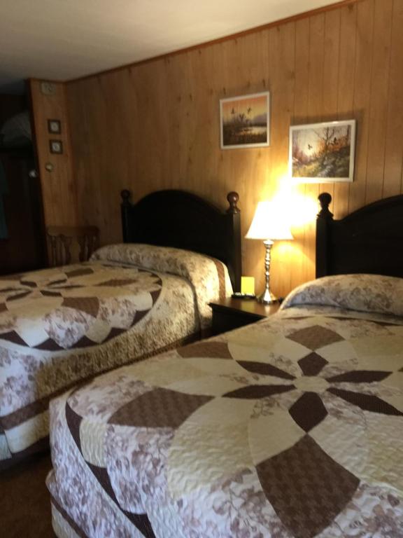 Postel nebo postele na pokoji v ubytování Cave Mountain Motel