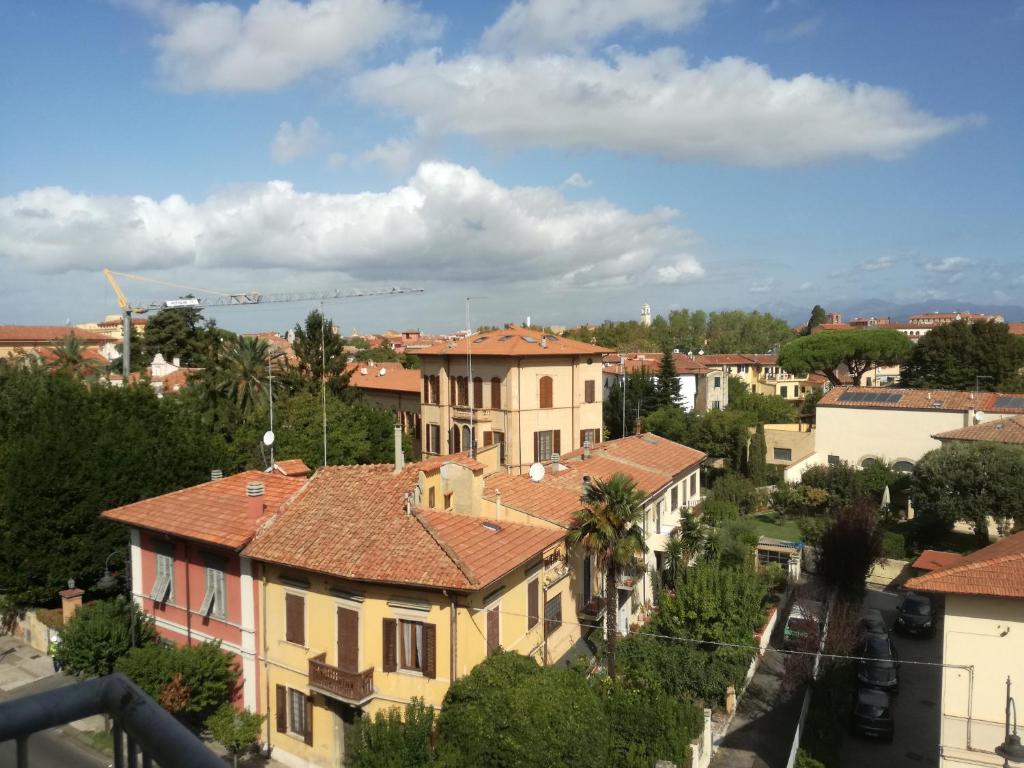 vista su una città con case e alberi di Treehouse a Pisa