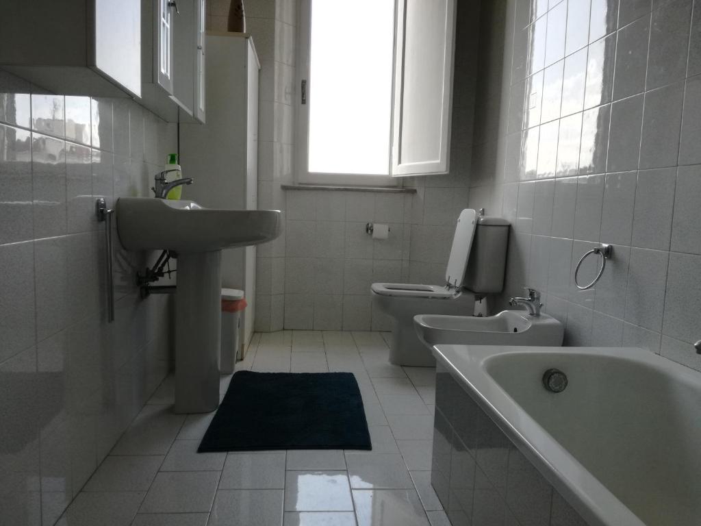 un bagno con lavandino, vasca e WC di Treehouse a Pisa