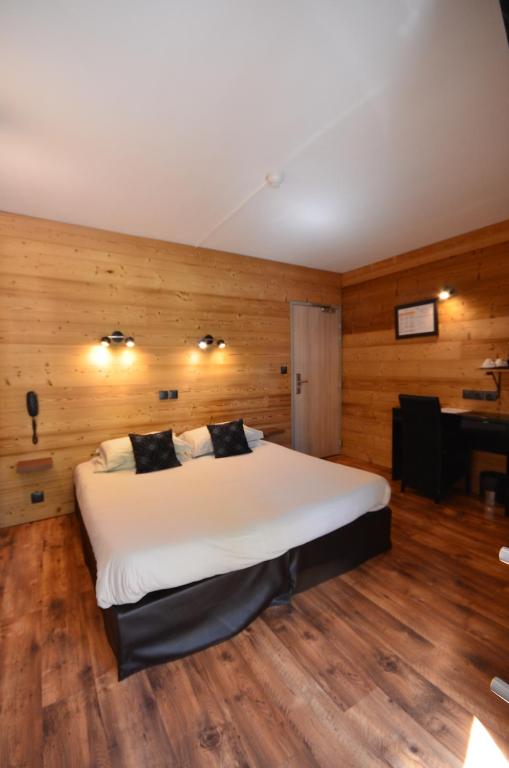 Postel nebo postele na pokoji v ubytování Hôtel Edelweiss