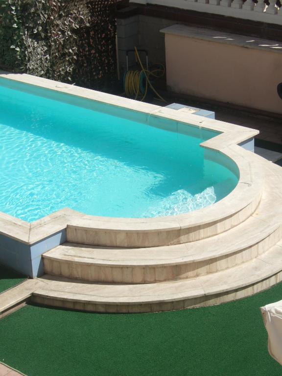 Bazén v ubytování Hotel Innocenti nebo v jeho okolí