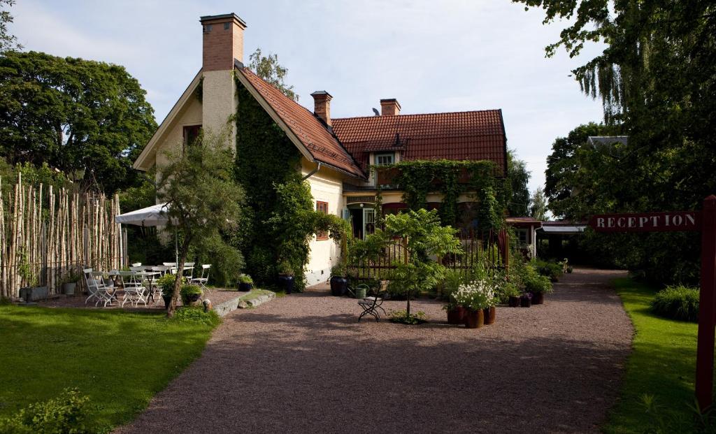 a house with a pathway leading to a yard at Dala-Floda Värdshus in Dala-Floda