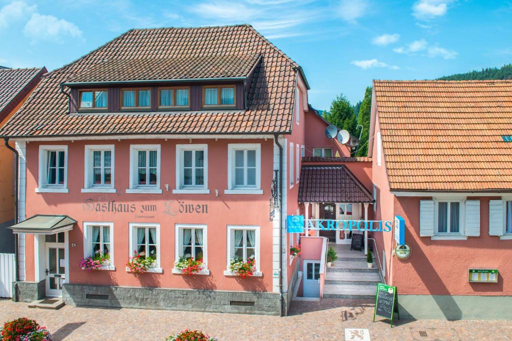 a building in the middle of two other buildings at Gasthaus zum Löwen - Restaurant Akropolis in Hausach