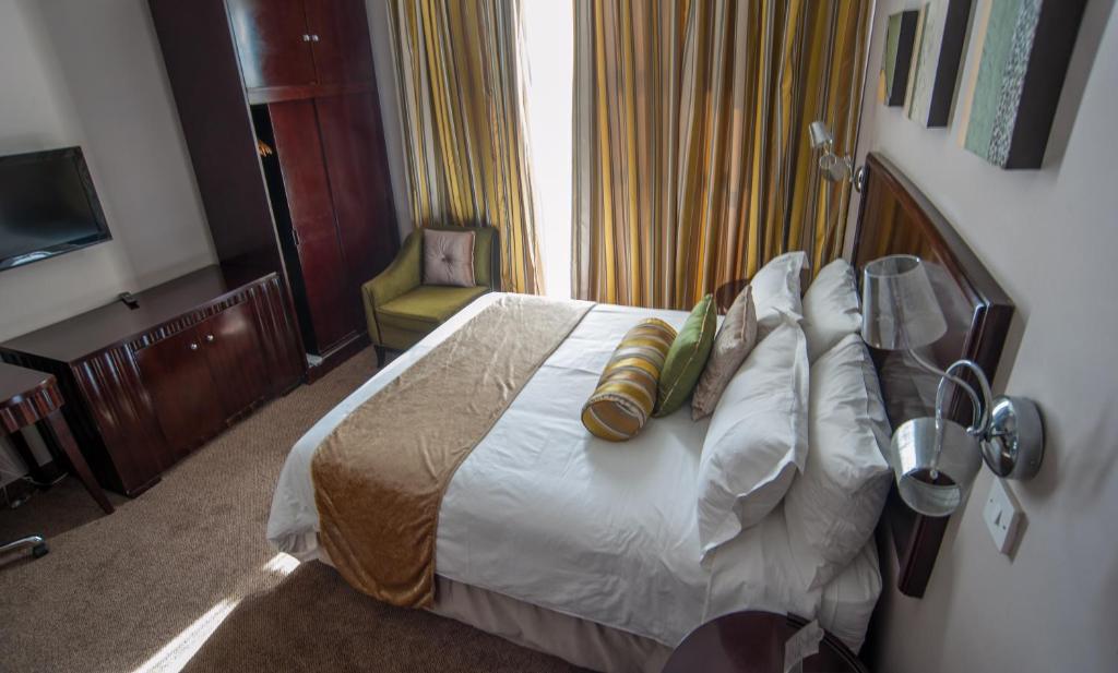 מיטה או מיטות בחדר ב-Tlotlo Hotel & Conference Centre