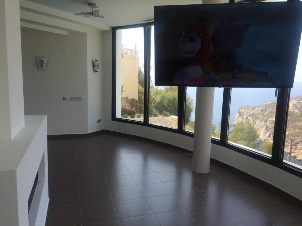 Televízia a/alebo spoločenská miestnosť v ubytovaní Villa Priscilla
