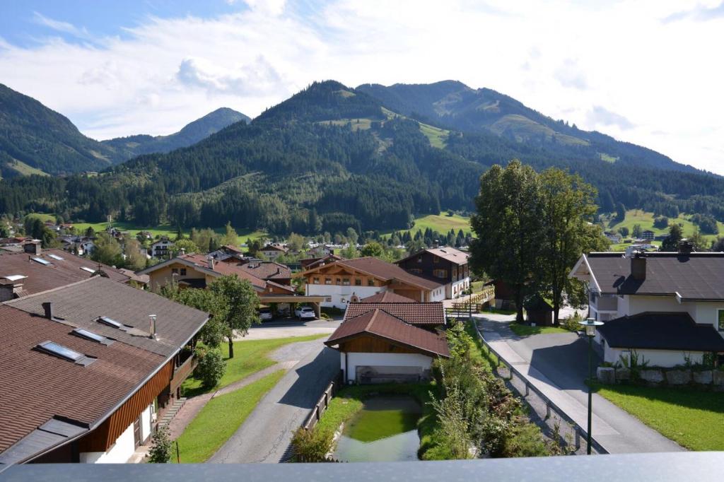 A general mountain view or a mountain view taken from Az apartmant