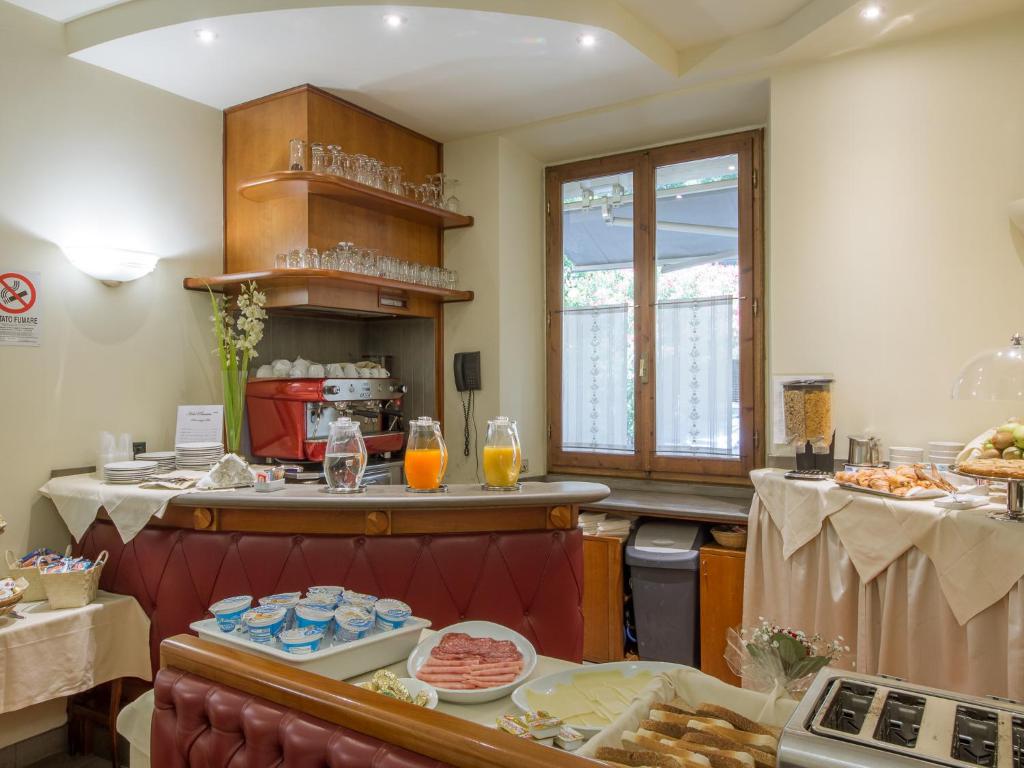kuchnia z blatem z jedzeniem w obiekcie Hotel Panama we Florencji