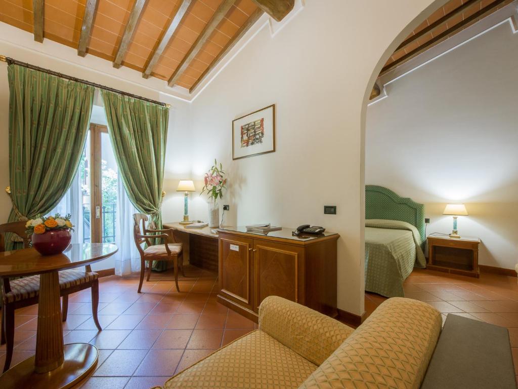 salon z łóżkiem i biurkiem w obiekcie Hotel Panama we Florencji
