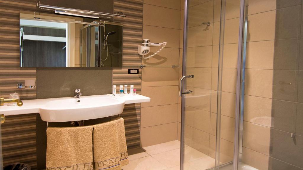 Koupelna v ubytování Eracle Hotel