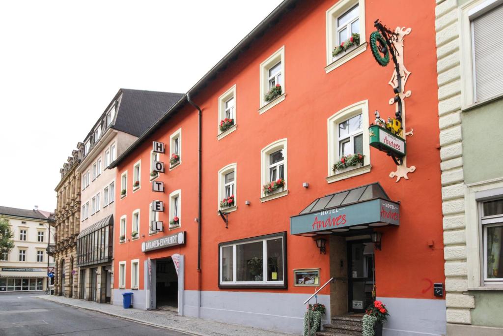 un edificio naranja al lado de una calle en Hotel Andres, en Bamberg