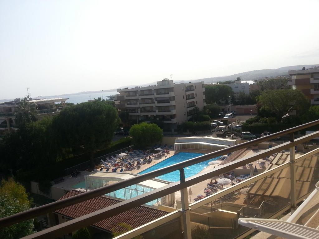 - une vue depuis le balcon d'un hôtel avec piscine dans l'établissement Apartment Heliotel Marine 4* Bord de Mer, à Saint-Laurent-du-Var