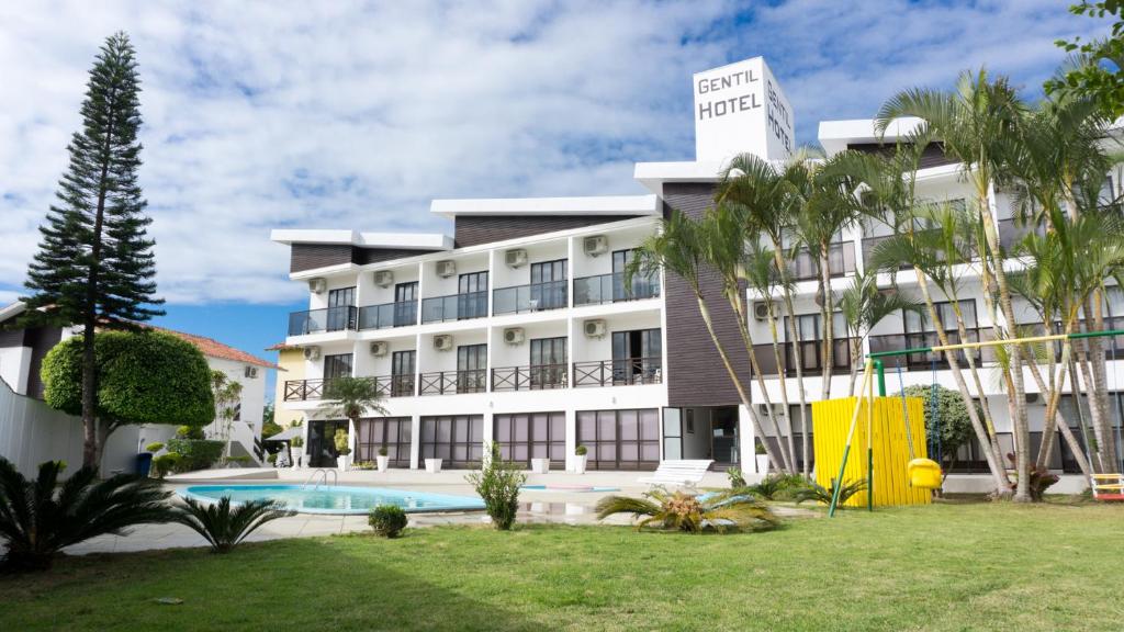 um hotel com piscina em frente a um edifício em Gentil Hotel em Florianópolis